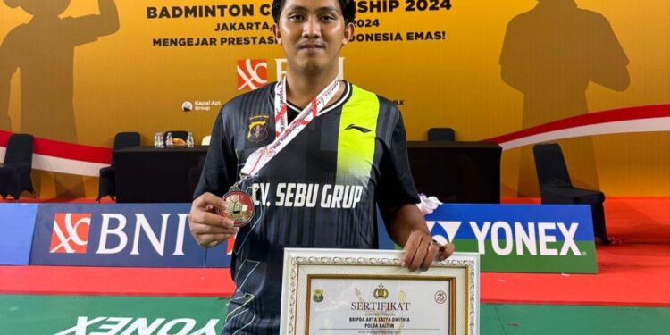 Bripda Arya Satya dari Polres Kukar Antar Tim Bulu Tangkis Polda Kaltim Raih Posisi Kedua di Kapolri Cup 2024