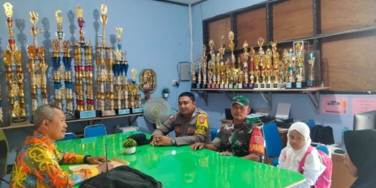 Bhabinkamtibmas dan Babinsa Kelurahan Karang Asam Ilir, Bantu Anak Kurang Mampu untuk Melanjutkan Pendidikan