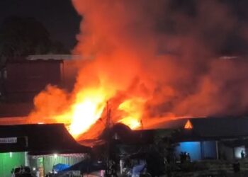 Kebakaran di Pasar Segiri Hanguskan 14 Kios, Diduga Karena Korsleting Listrik