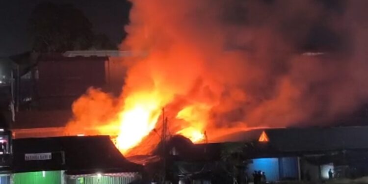 Kebakaran di Pasar Segiri Hanguskan 14 Kios, Diduga Karena Korsleting Listrik