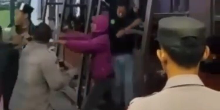 Aksi Damai Berujung Bentrok, Ketua HMI Samarinda Diserang Oknum Polisi