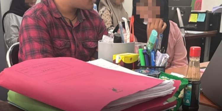 Kancing Baju Terbuka, Rok Terangkat! Mahasiswa UMKT Diduga Mesum di Kampus