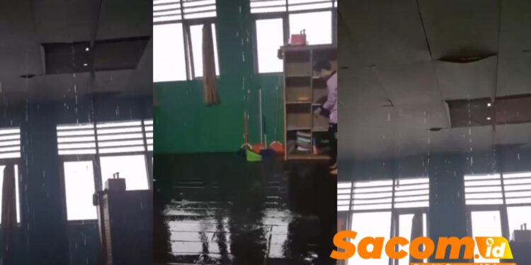 Atap Bocor Parah, Siswa SDN 020 Samarinda Utara Selamatkan Buku di Tengah Genangan Air