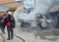 Pick-up Pengangkut Buah Terbakar di Samarinda, Api Diduga Berawal dari Kabin dan Sambar Toko di Pinggir Jalan