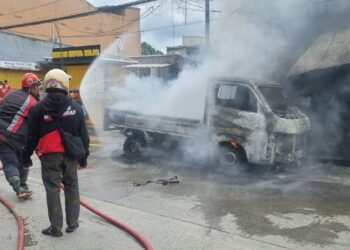 Pick-up Pengangkut Buah Terbakar di Samarinda, Api Diduga Berawal dari Kabin dan Sambar Toko di Pinggir Jalan