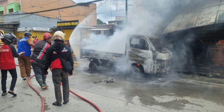 Pick-up Pengangkut Buah Terbakar di Samarinda, Api Diduga Berawal dari Kabin dan Sambar Toko di Pinggir Jalan