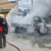 Pick-up Pengangkut Buah Terbakar di Samarinda, Api Diduga Berawal dari Kabin dan Sambar Toko di Pinggir Jalan