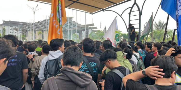Aksi 214 Jilid II di DPRD Kaltim, Massa Desak Hak Angket Digelar Terbuka dan Soroti Transparansi Wakil Rakyat