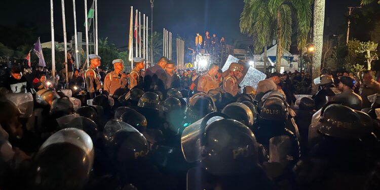 Kapolda Kaltim Pastikan Aksi di DPRD Berlangsung Aman hingga Malam, Ratusan Personel Dikerahkan Secara Proporsional